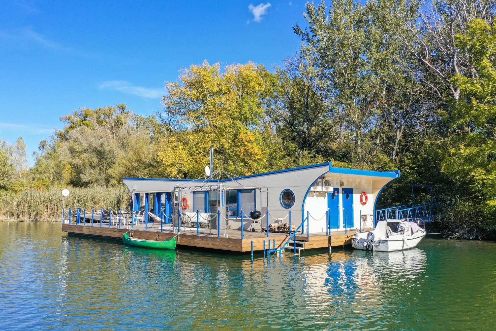 Ocarujuci Houseboat Na Dunaji Bratislava Exterior photo