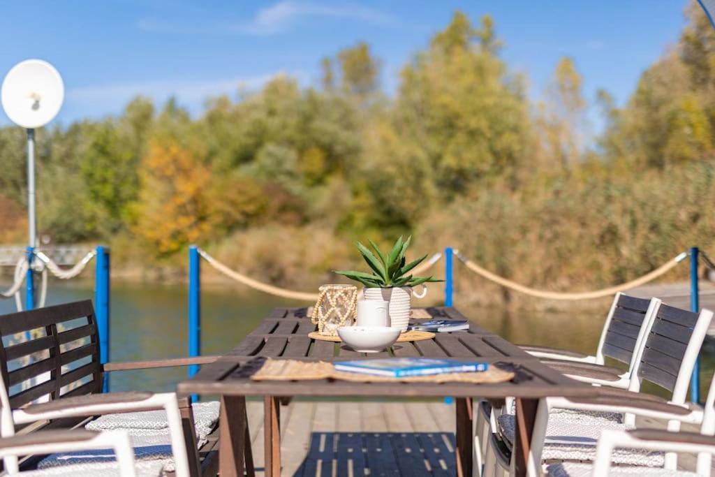 Ocarujuci Houseboat Na Dunaji Bratislava Exterior photo