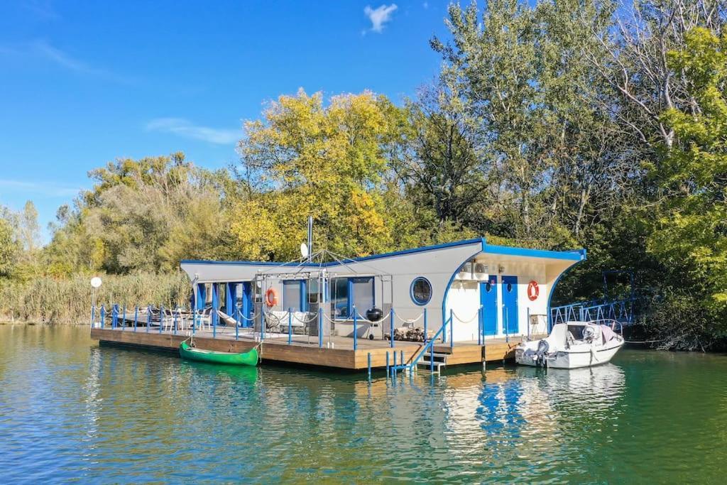 Ocarujuci Houseboat Na Dunaji Bratislava Exterior photo