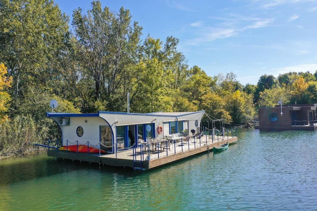 Ocarujuci Houseboat Na Dunaji Bratislava Exterior photo