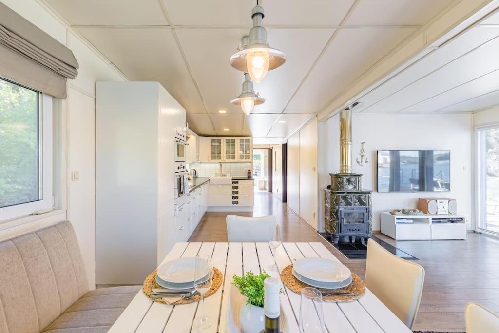 Ocarujuci Houseboat Na Dunaji Bratislava Exterior photo