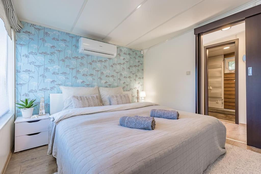 Ocarujuci Houseboat Na Dunaji Bratislava Exterior photo
