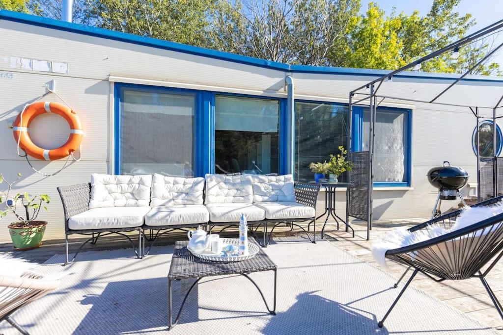 Ocarujuci Houseboat Na Dunaji Bratislava Exterior photo