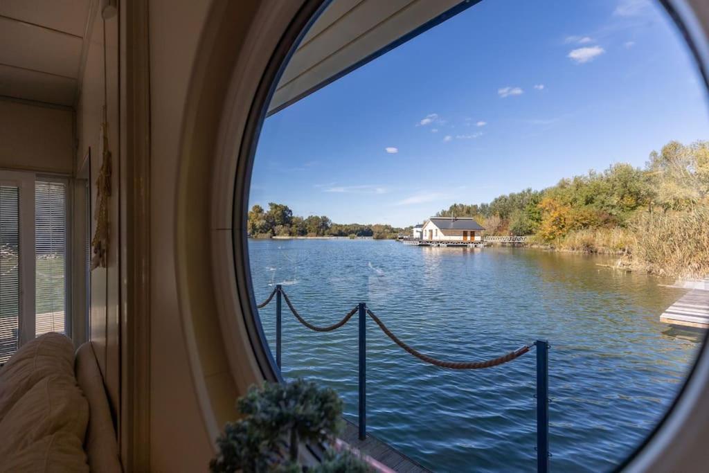 Ocarujuci Houseboat Na Dunaji Bratislava Exterior photo
