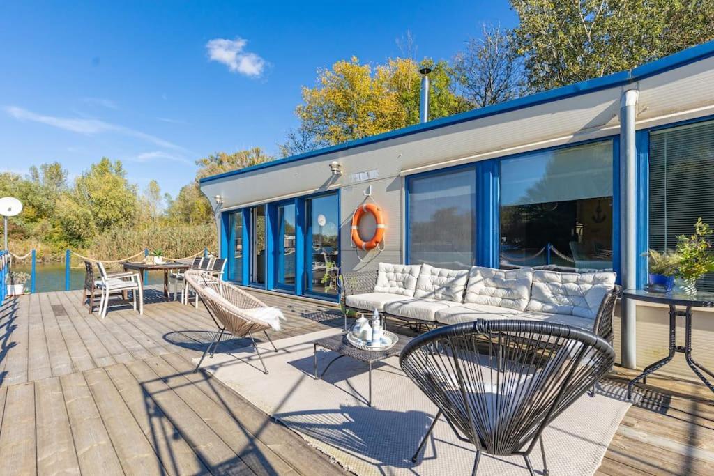 Ocarujuci Houseboat Na Dunaji Bratislava Exterior photo