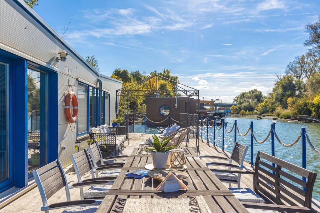Ocarujuci Houseboat Na Dunaji Bratislava Exterior photo
