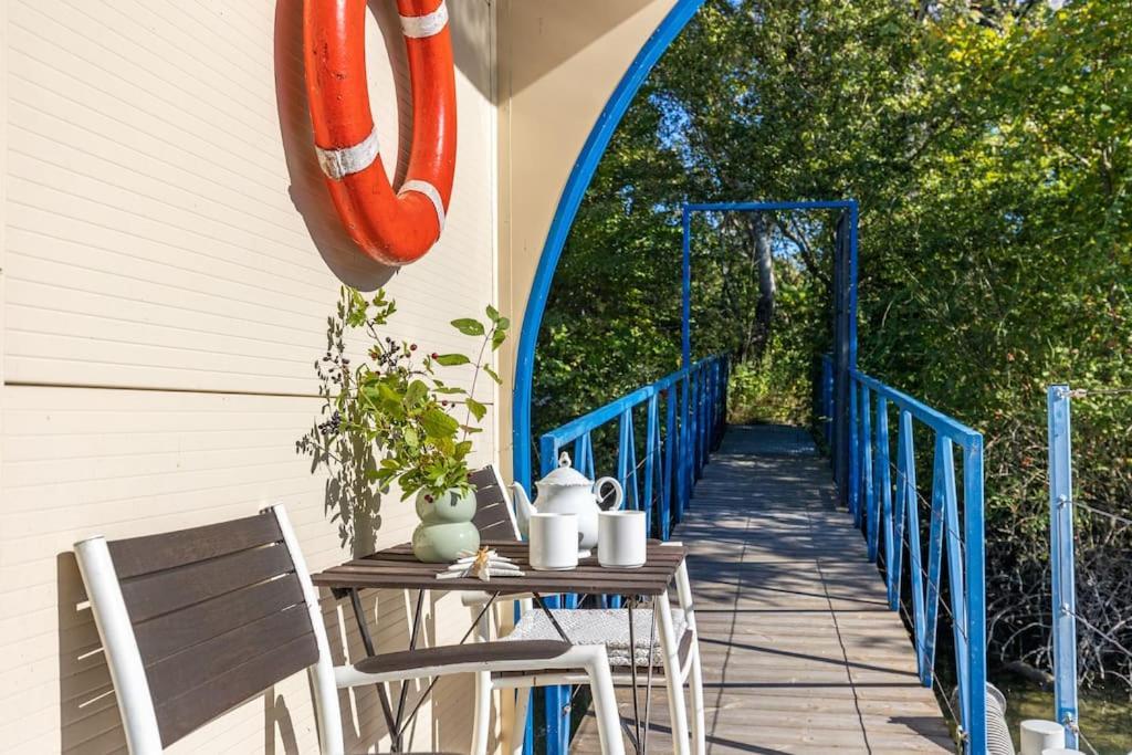 Ocarujuci Houseboat Na Dunaji Bratislava Exterior photo