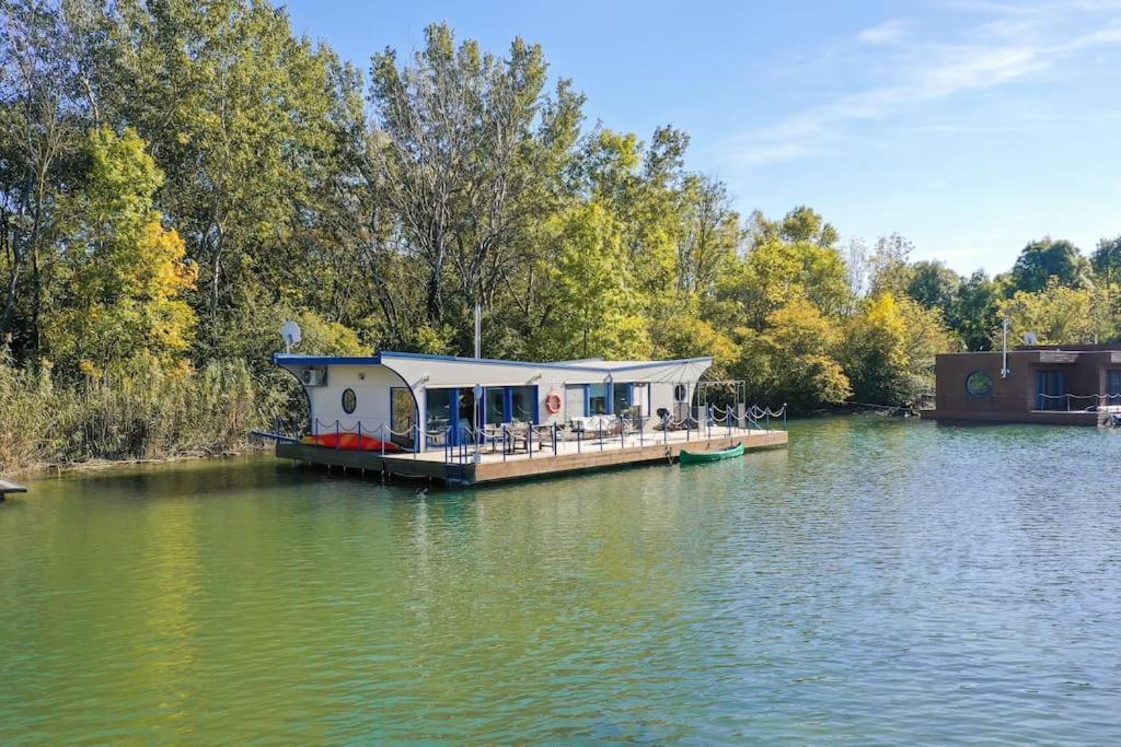 Ocarujuci Houseboat Na Dunaji Bratislava Exterior photo
